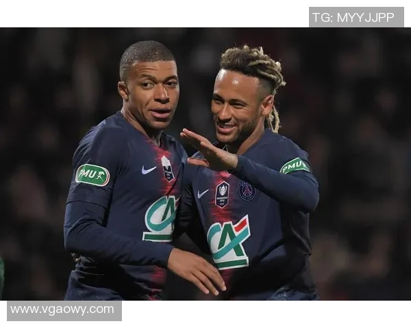 五大足球明星在不同位置的精彩表现与成就解析